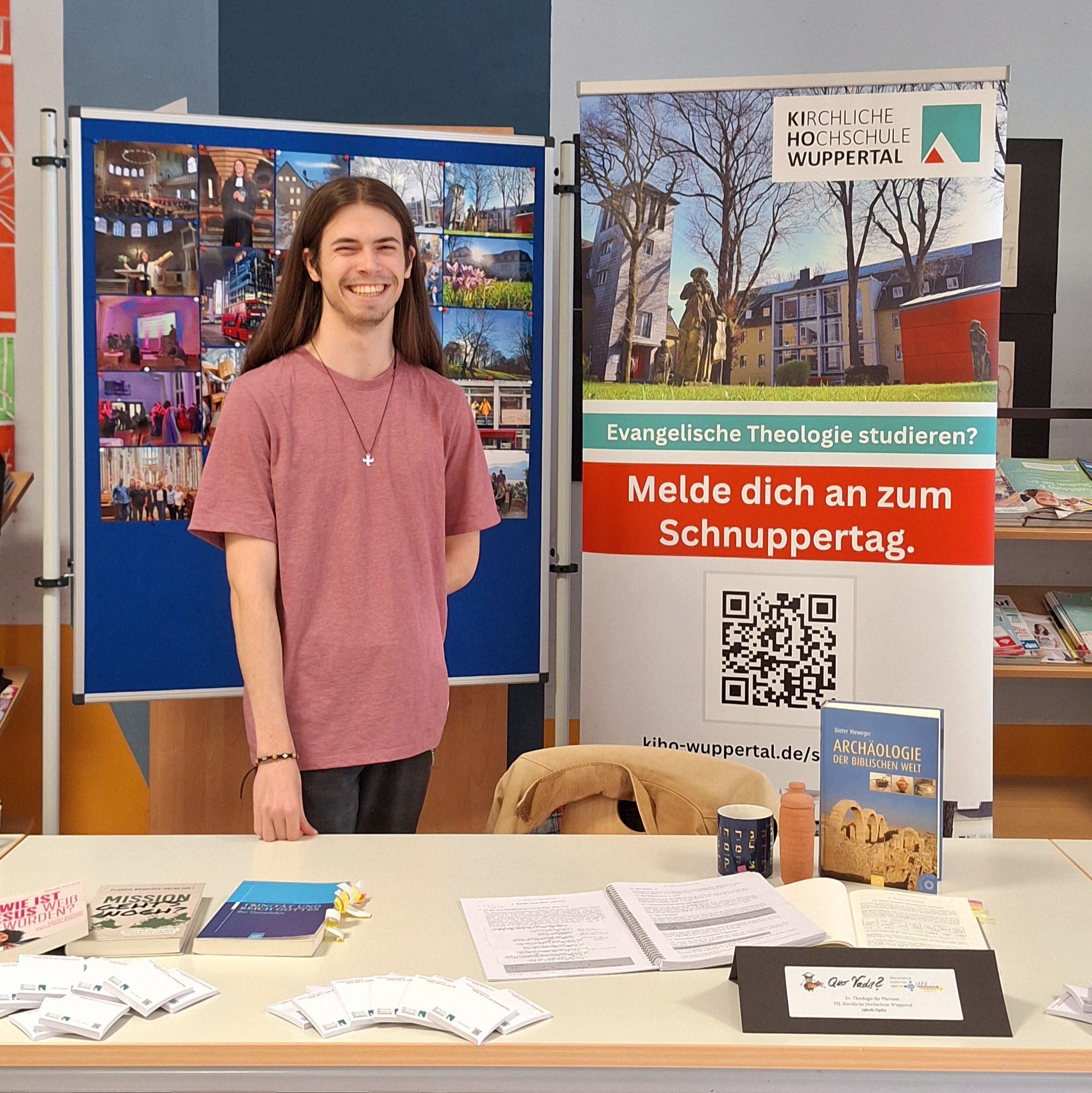 KiHo-Student Jakob Opitz auf der Ausbildungsmesse "Quo Vadis" in der Marienschule Euskirchen