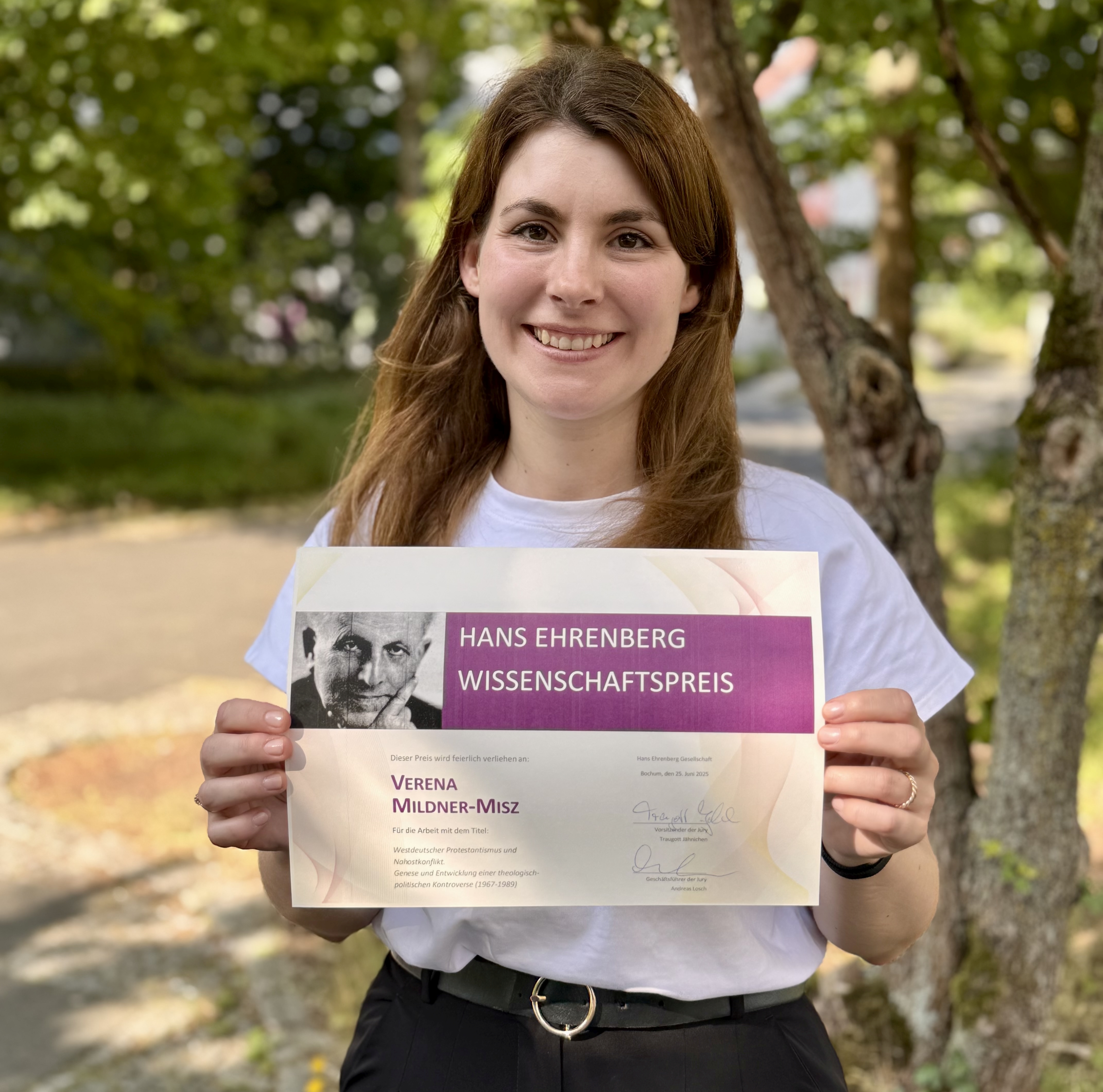 Verena Mildner-Misz mit der Urkunde des Hans-Ehrenberg-Wissenschaftspreises